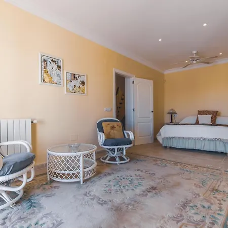 Casa Miguel Villa *